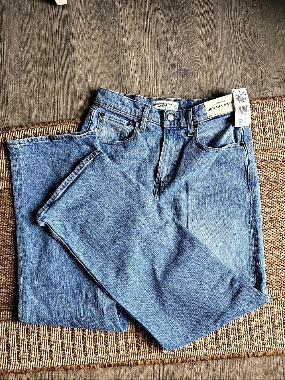 Abercrombie High Rise 90’s Relaxed Jeans. Waist 27 Short. NWT